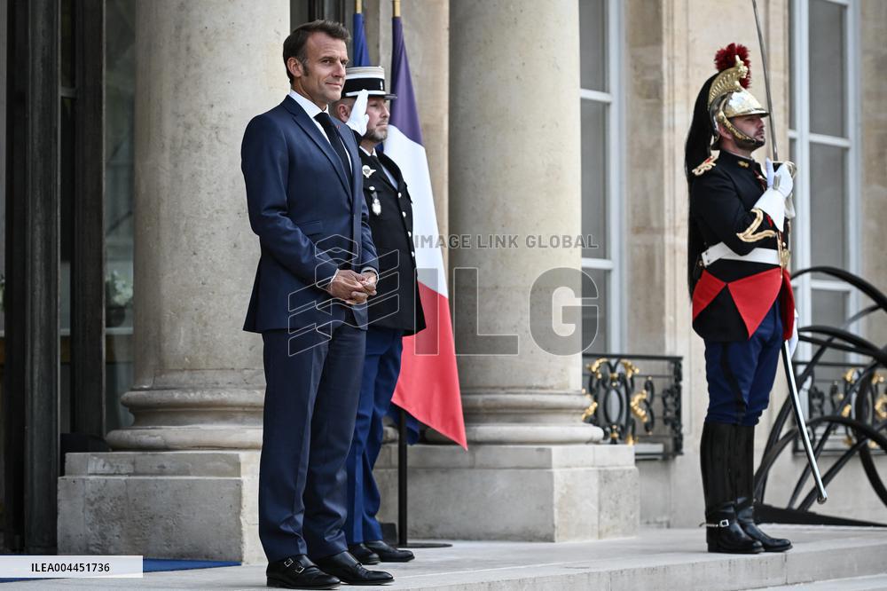 Emmanuel Macron welcomes Abiy Ahmed at the Elysee FA