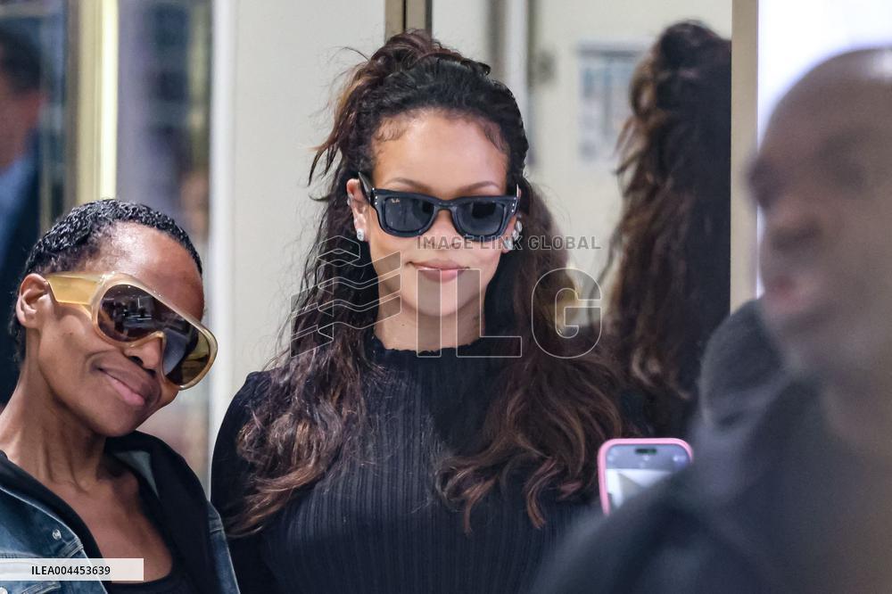 Cannes - Pregnant Rihanna Shopping at Boutique Messika