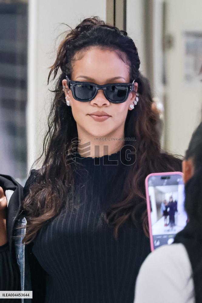 Cannes - Pregnant Rihanna Shopping at Boutique Messika