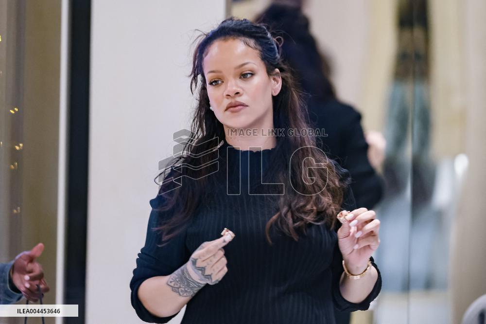 Cannes - Pregnant Rihanna Shopping at Boutique Messika