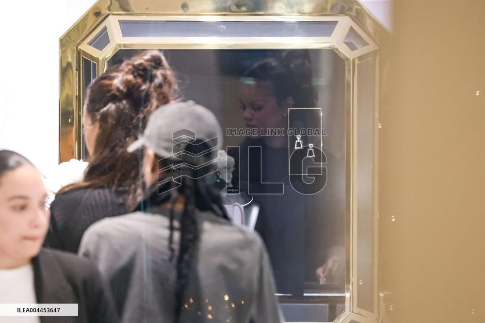 Cannes - Pregnant Rihanna Shopping at Boutique Messika