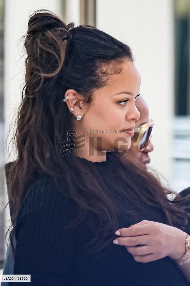 Cannes - Pregnant Rihanna Shopping at Boutique Messika