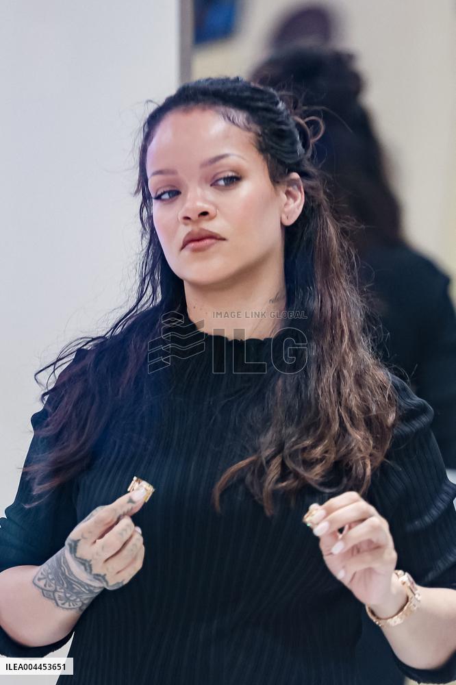 Cannes - Pregnant Rihanna Shopping at Boutique Messika