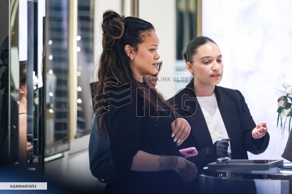 Cannes - Pregnant Rihanna Shopping at Boutique Messika