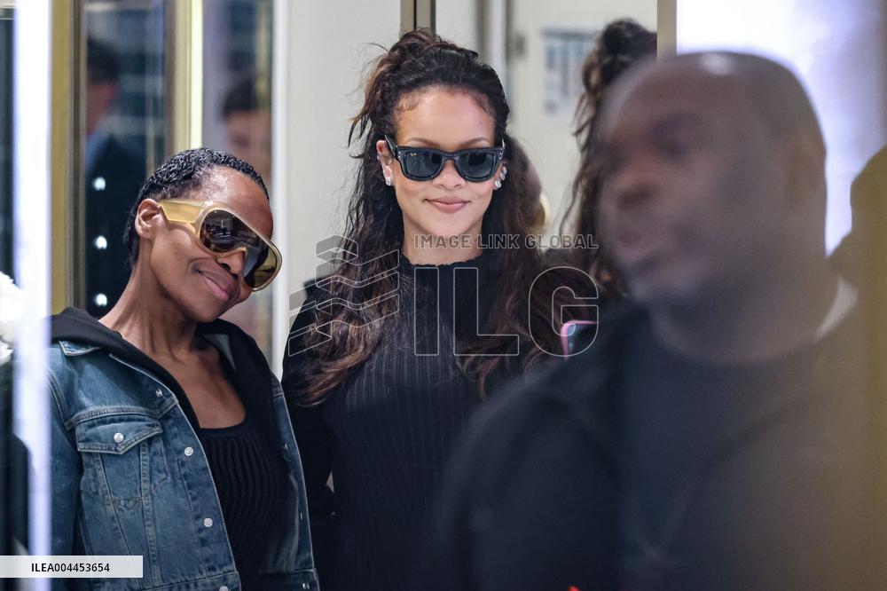 Cannes - Pregnant Rihanna Shopping at Boutique Messika