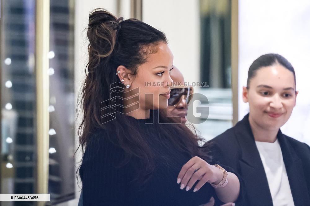 Cannes - Pregnant Rihanna Shopping at Boutique Messika