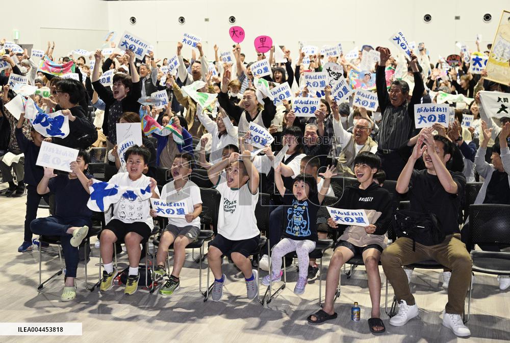 Locals celebrate Onosato's victory at summer sumo tournament