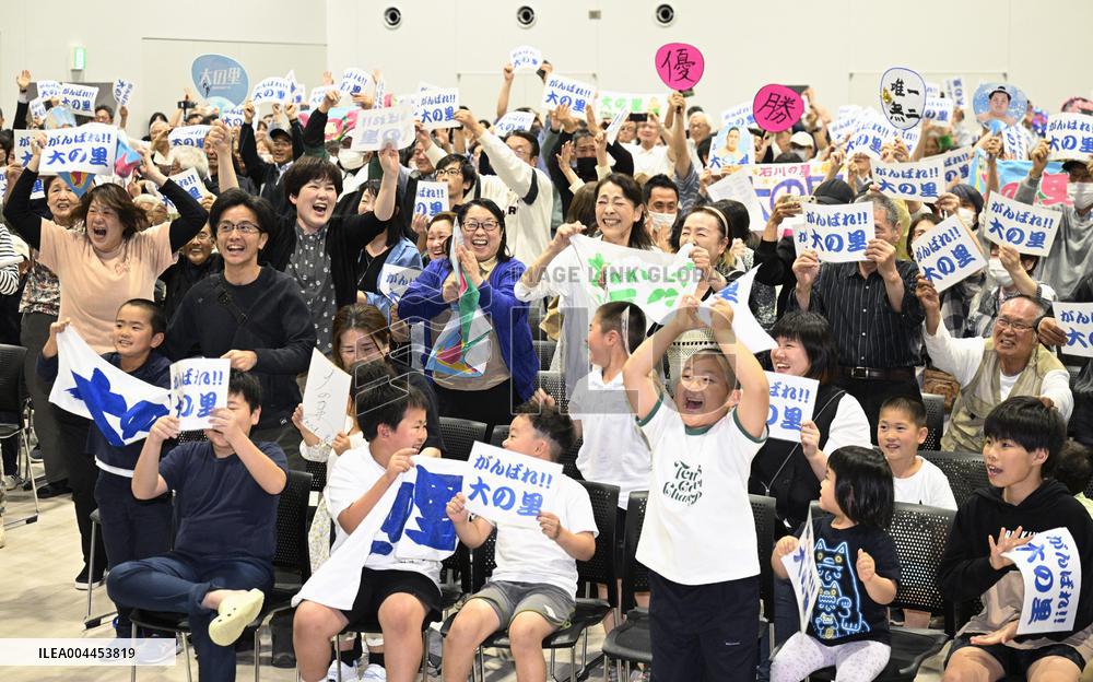 Locals celebrate Onosato's victory at summer sumo tournament