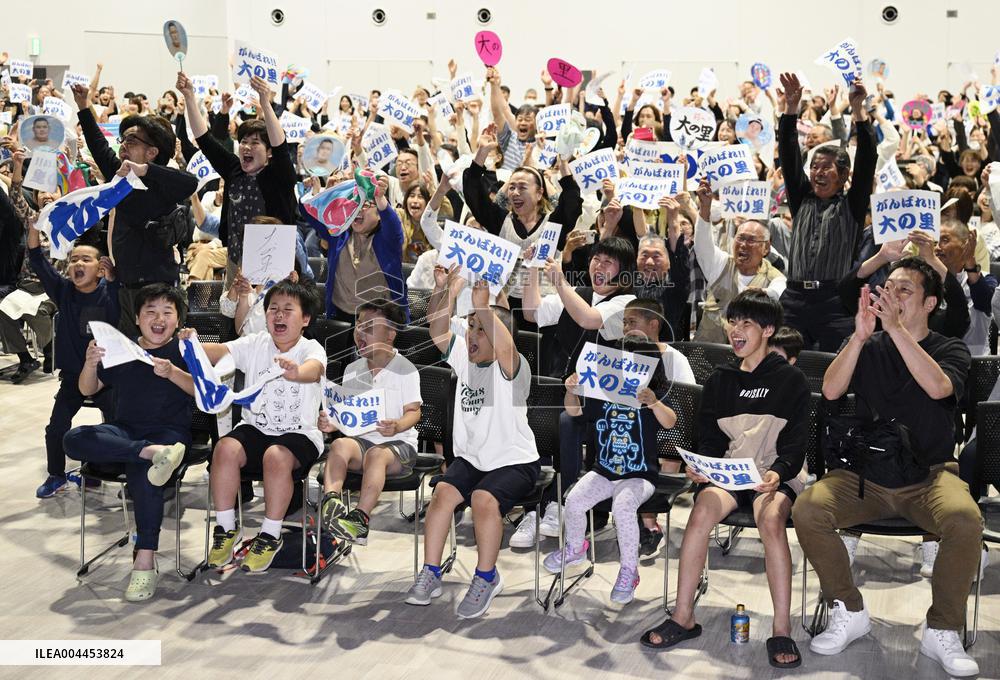 Locals celebrate Onosato's victory at summer sumo tournament