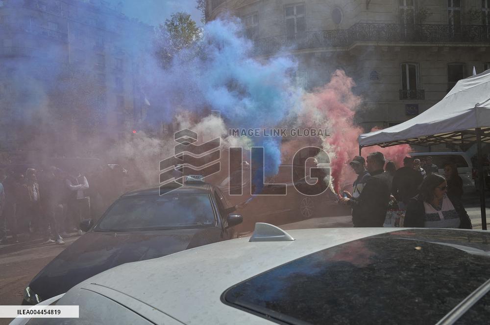 Taxi Drivers Protest Against Patient Transport Reforms in Paris