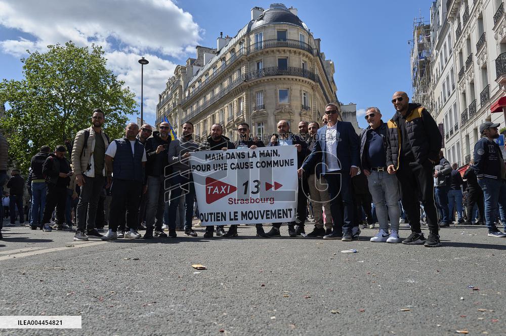 Taxi Drivers Protest Against Patient Transport Reforms in Paris