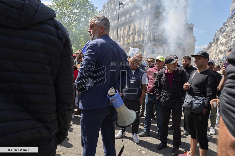 Taxi Drivers Protest Against Patient Transport Reforms in Paris