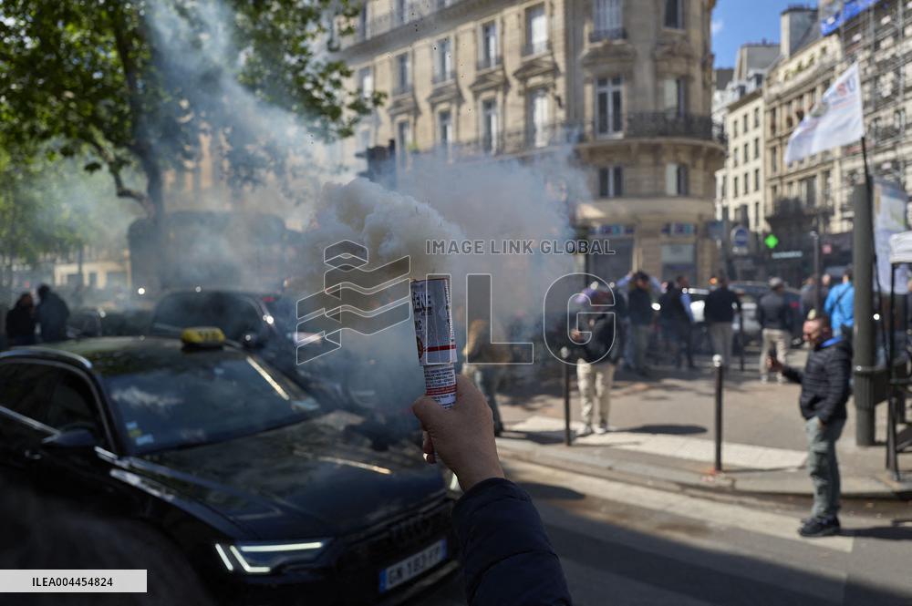 Taxi Drivers Protest Against Patient Transport Reforms in Paris