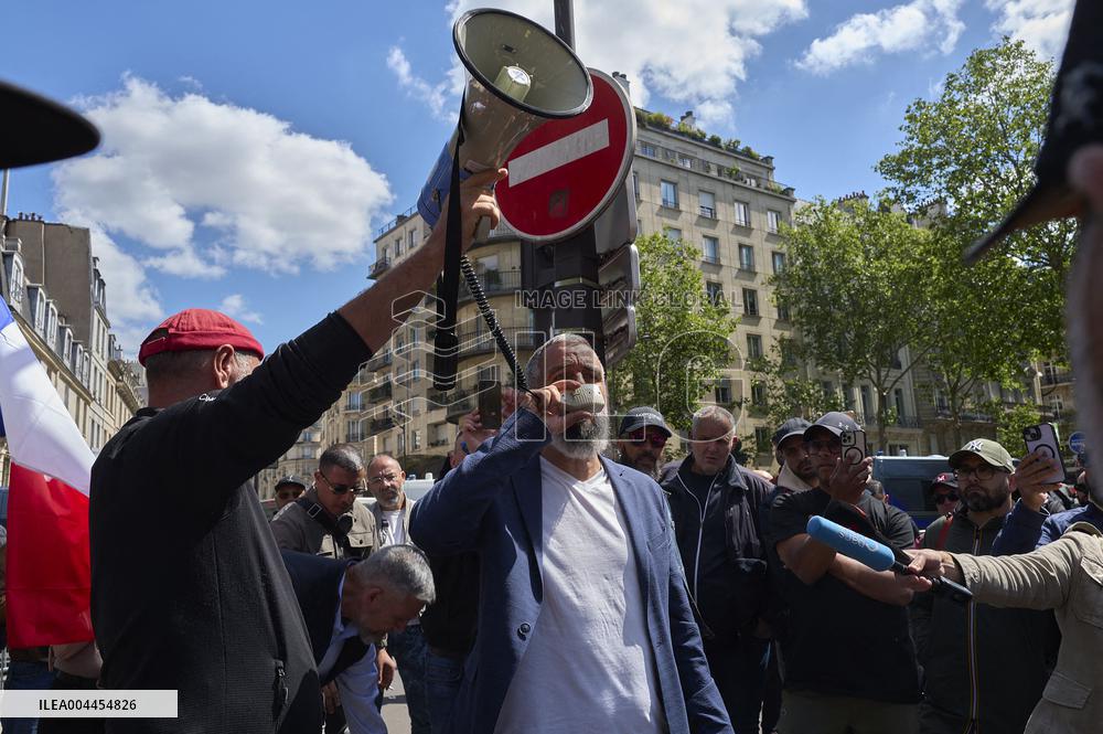 Taxi Drivers Protest Against Patient Transport Reforms in Paris