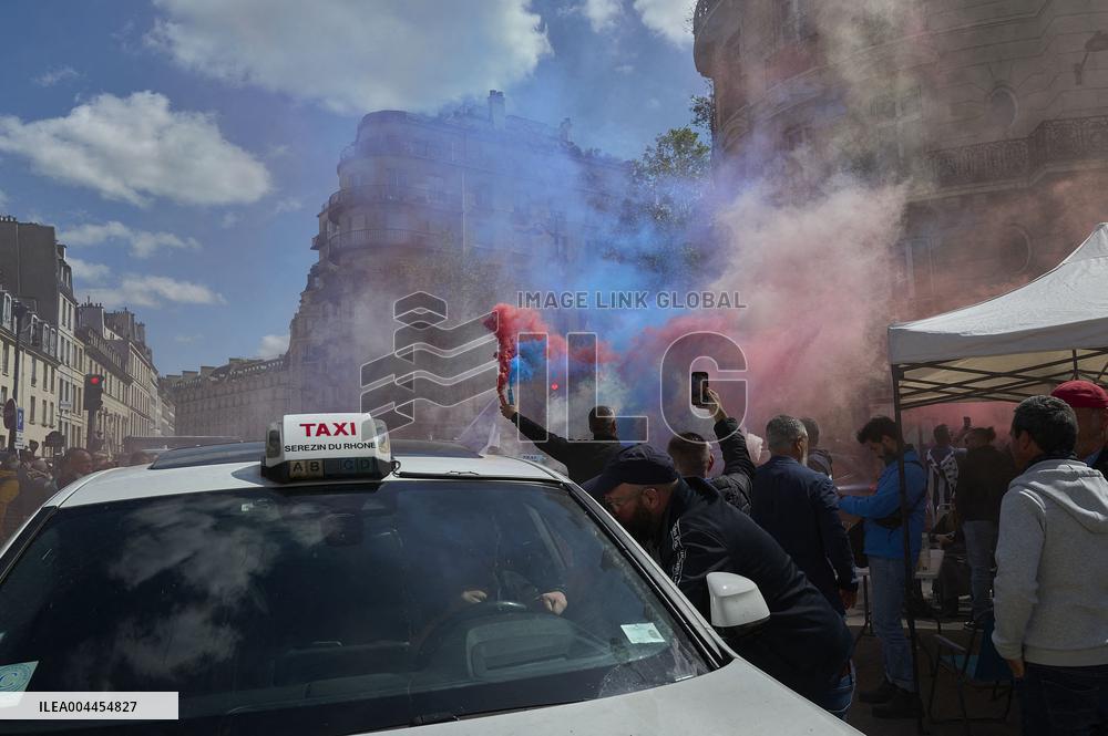 Taxi Drivers Protest Against Patient Transport Reforms in Paris