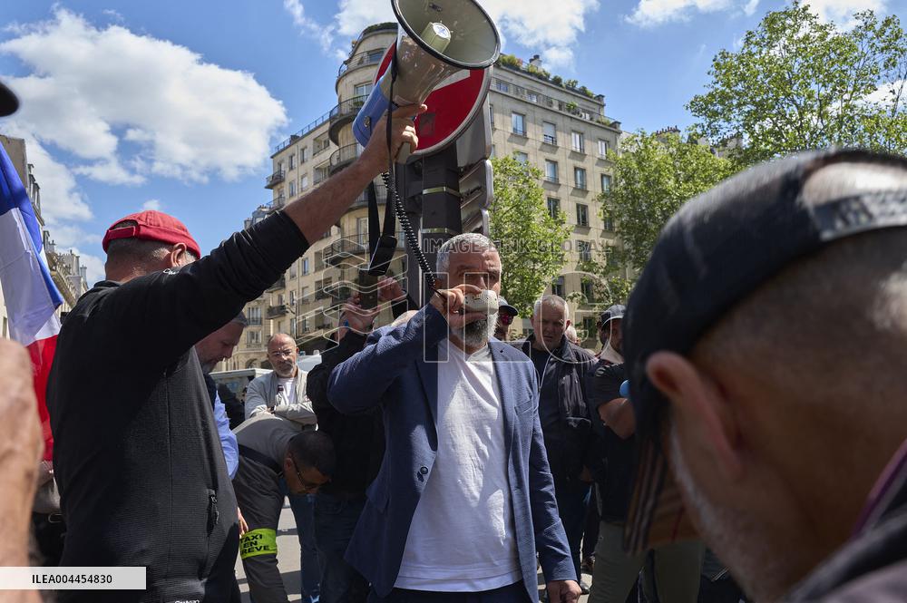 Taxi Drivers Protest Against Patient Transport Reforms in Paris