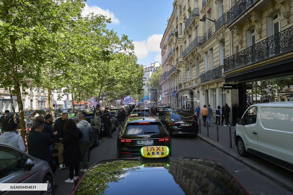 Taxi Drivers Protest Against Patient Transport Reforms in Paris