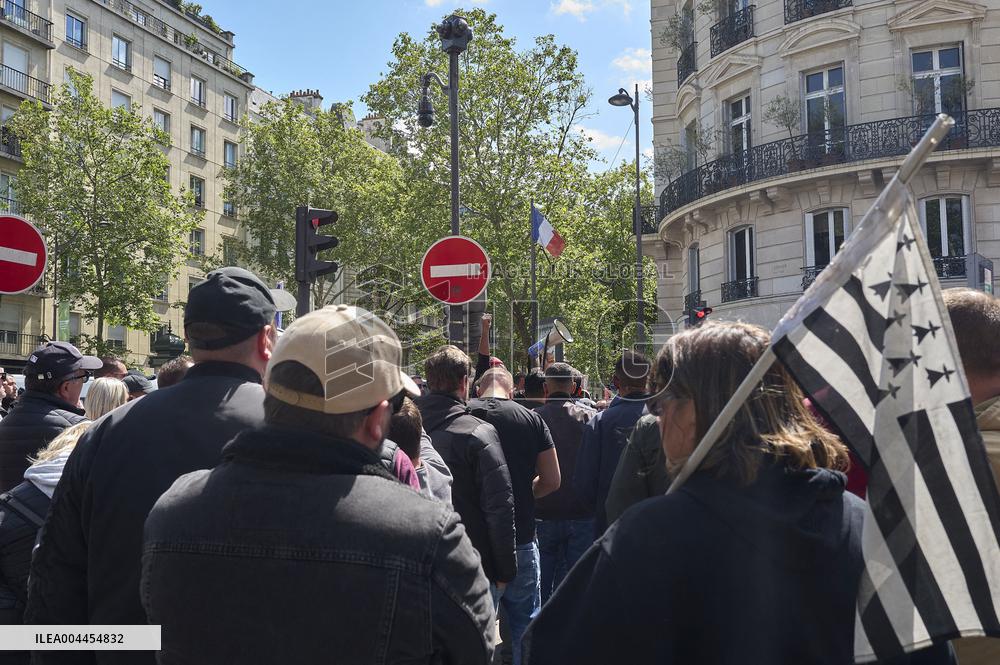 Taxi Drivers Protest Against Patient Transport Reforms in Paris