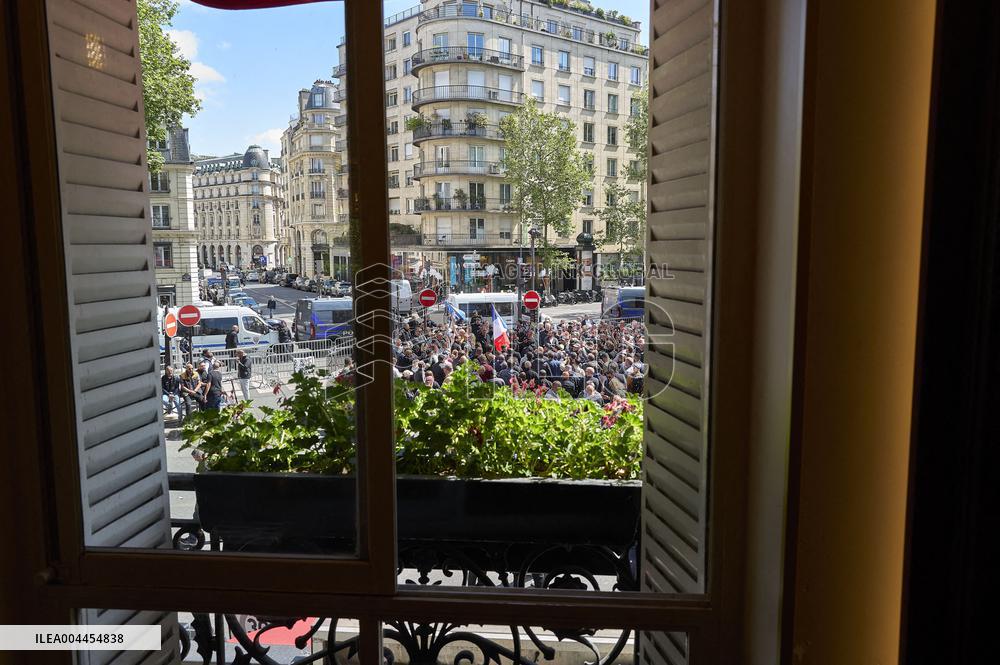 Taxi Drivers Protest Against Patient Transport Reforms in Paris