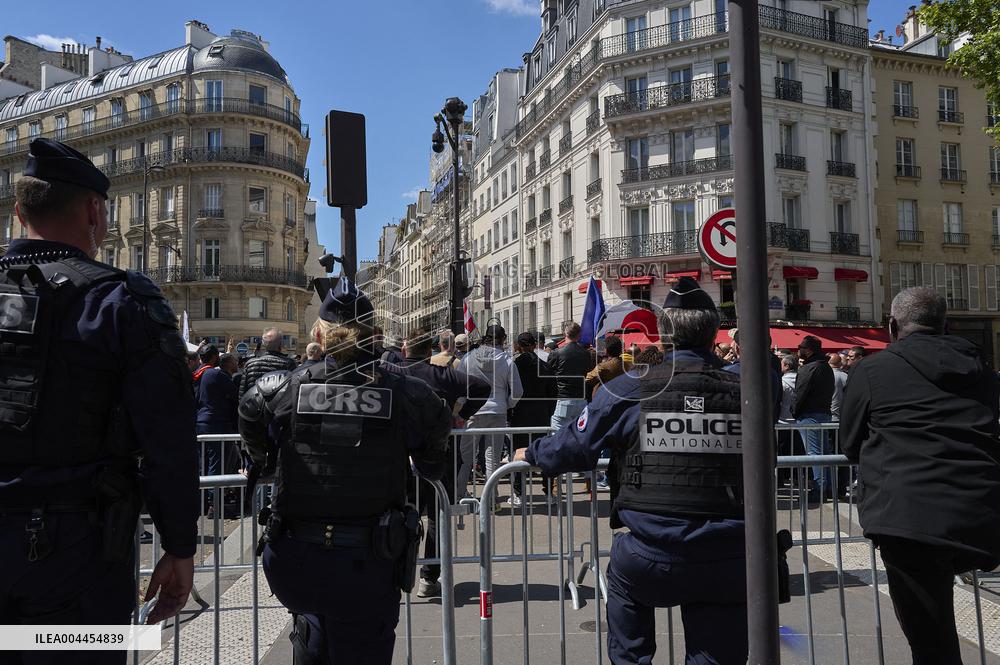 Taxi Drivers Protest Against Patient Transport Reforms in Paris