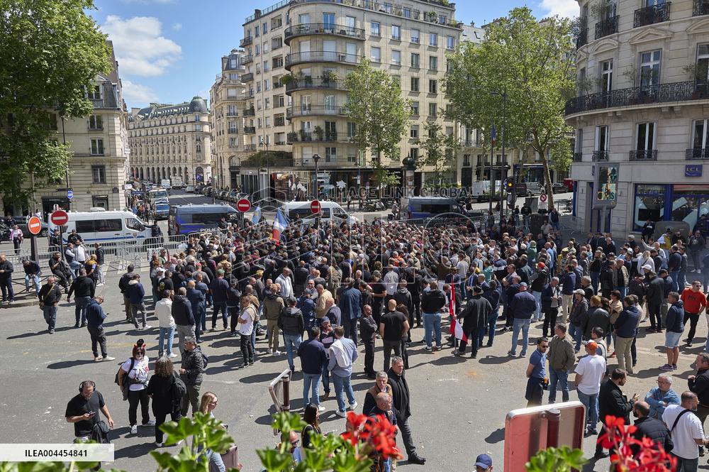 Taxi Drivers Protest Against Patient Transport Reforms in Paris