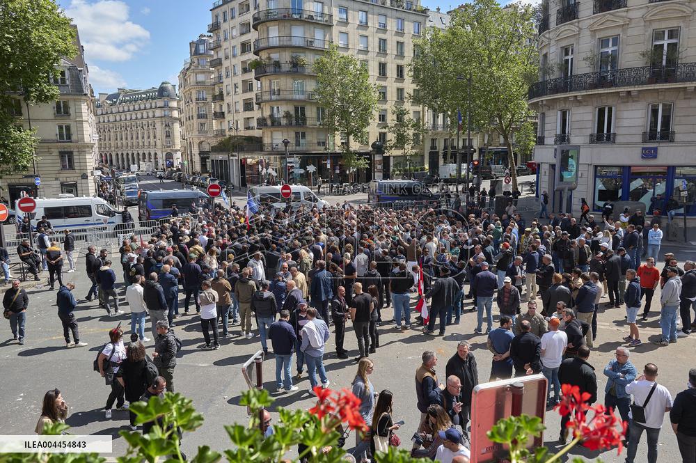 Taxi Drivers Protest Against Patient Transport Reforms in Paris
