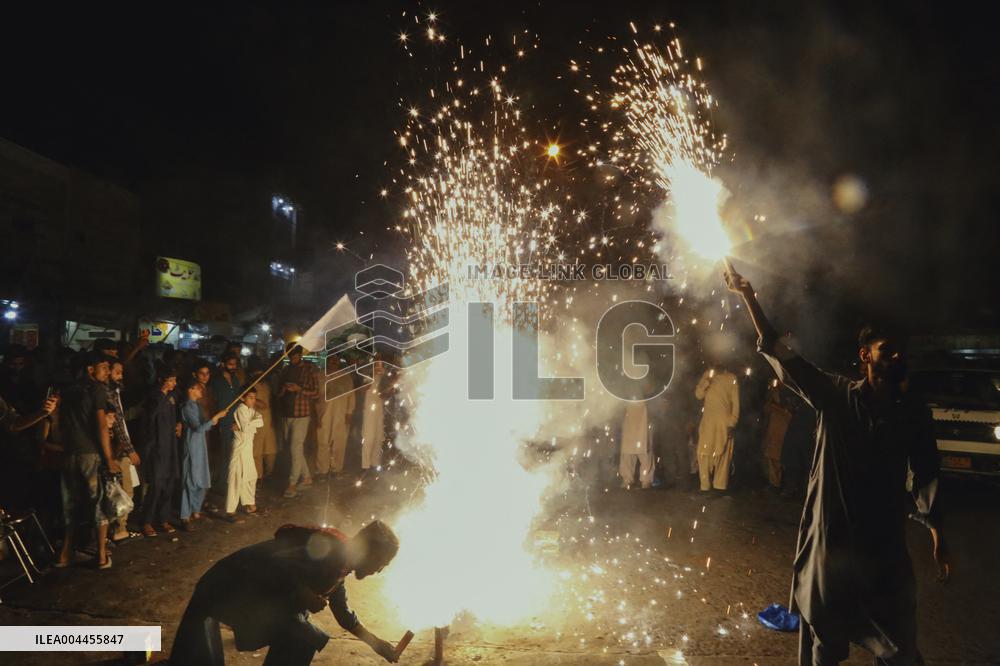 Party Members Gather In Support Of Army - Pakistan