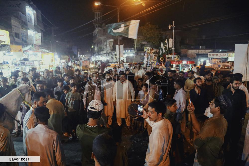 Party Members Gather In Support Of Army - Pakistan