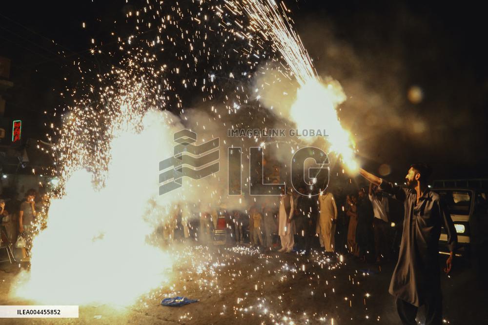 Party Members Gather In Support Of Army - Pakistan