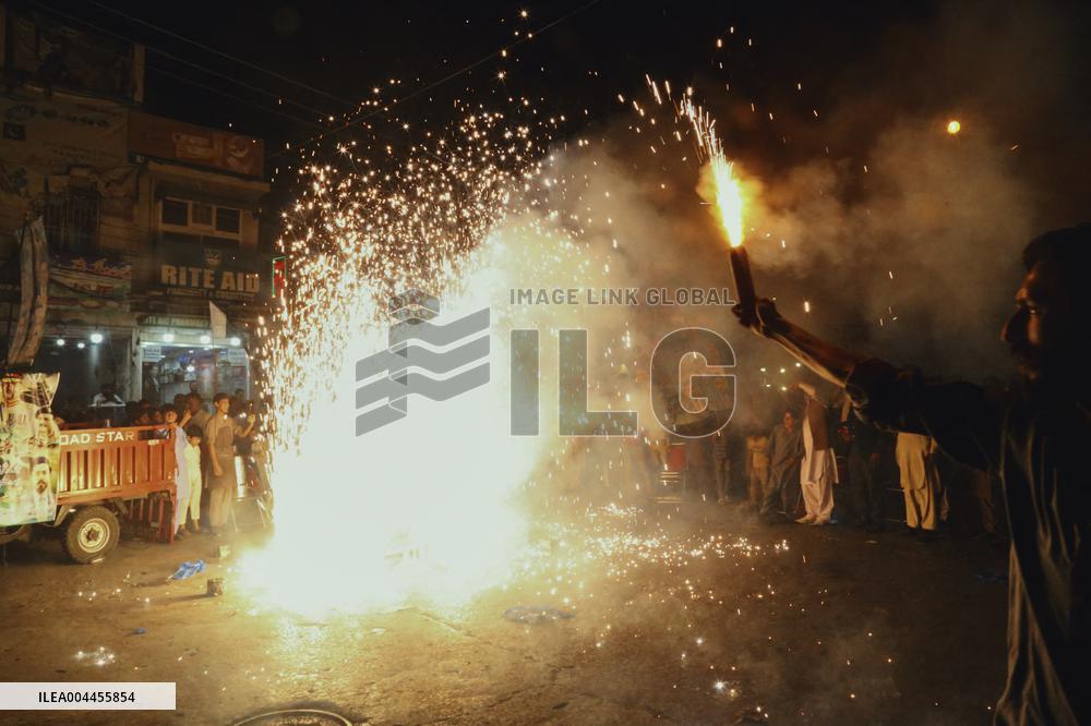 Party Members Gather In Support Of Army - Pakistan