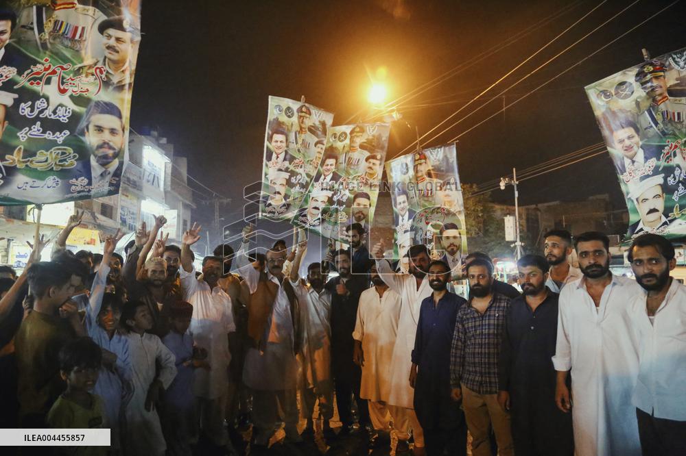 Party Members Gather In Support Of Army - Pakistan