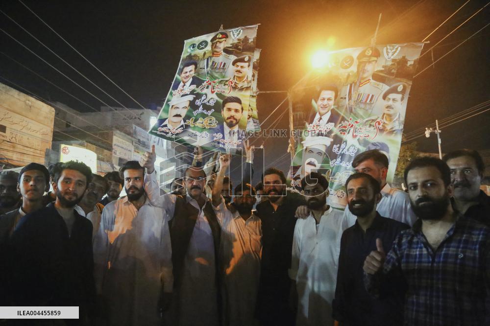 Party Members Gather In Support Of Army - Pakistan