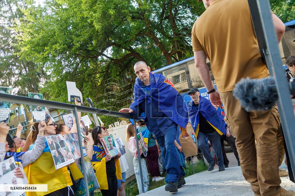 390 prisoners returned to Ukraine from Russia as part of first part of 1000 for 1000 exchange