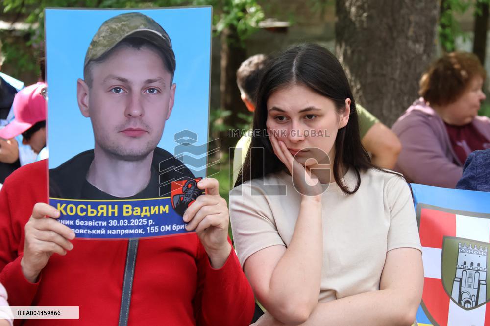 Swapped Ukranian Captives Return Home - Kiev