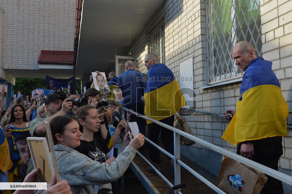 Swapped Ukranian Captives Return Home - Kiev