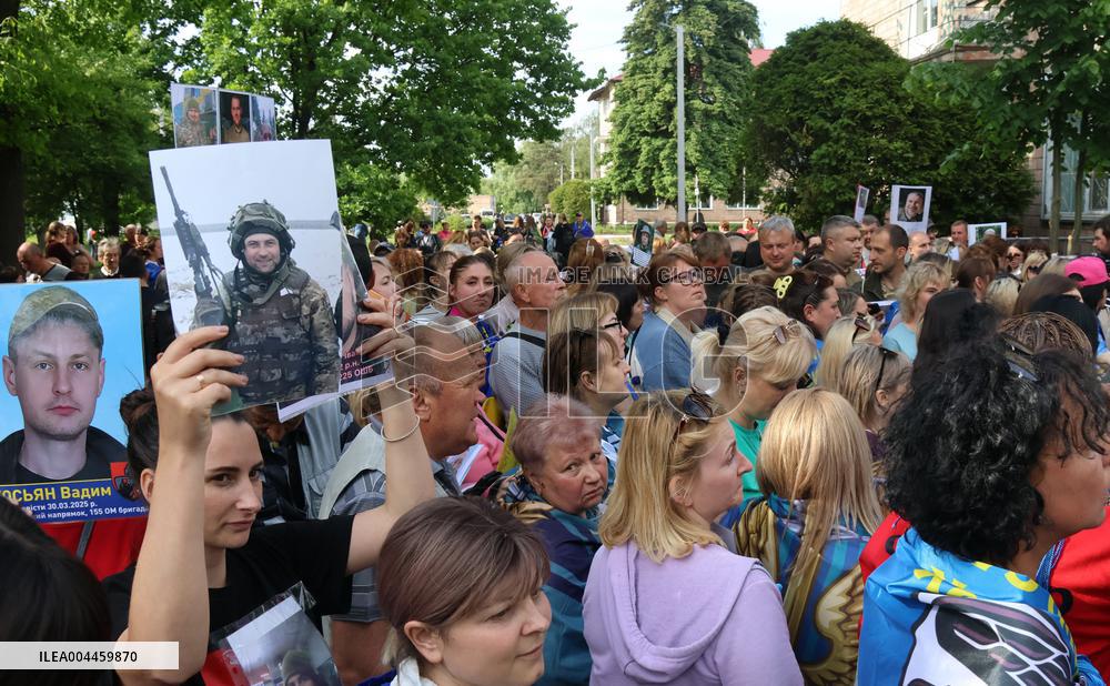 Swapped Ukranian Captives Return Home - Kiev