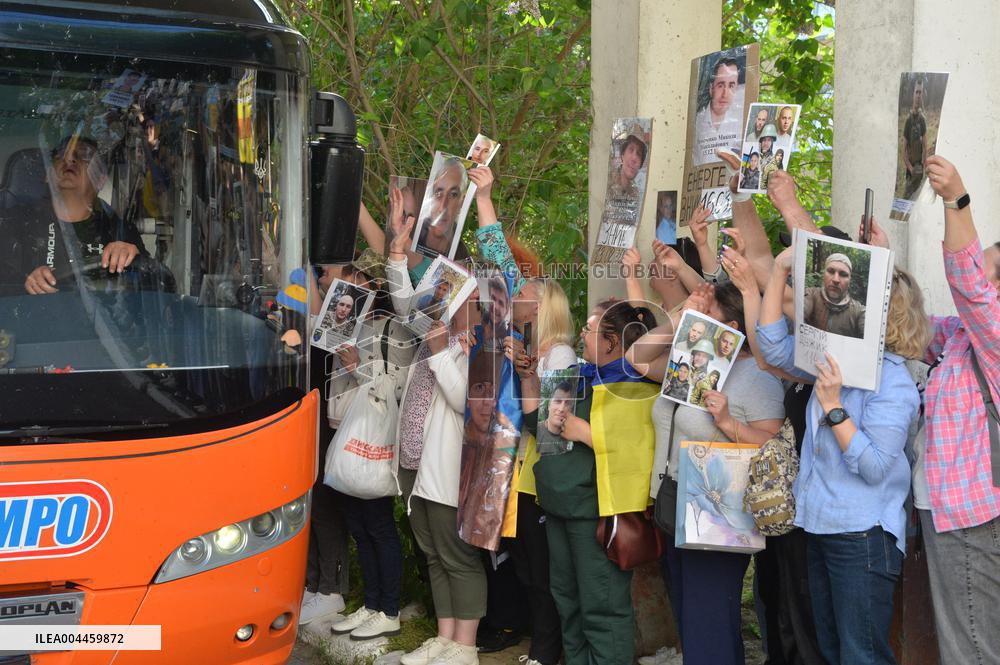 Swapped Ukranian Captives Return Home - Kiev