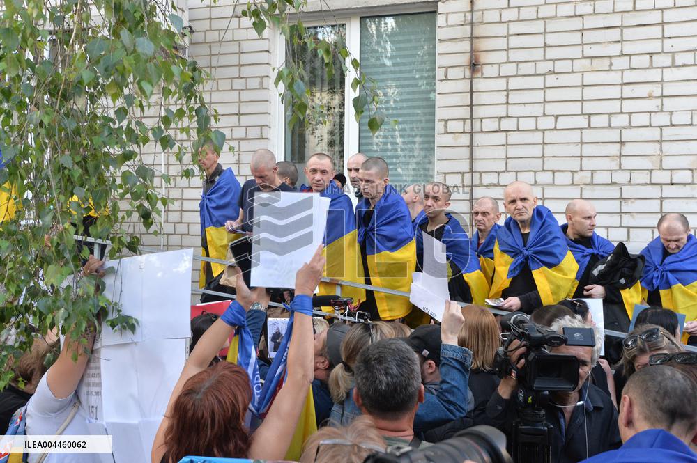 390 Ukrainians return home from Russian captivity