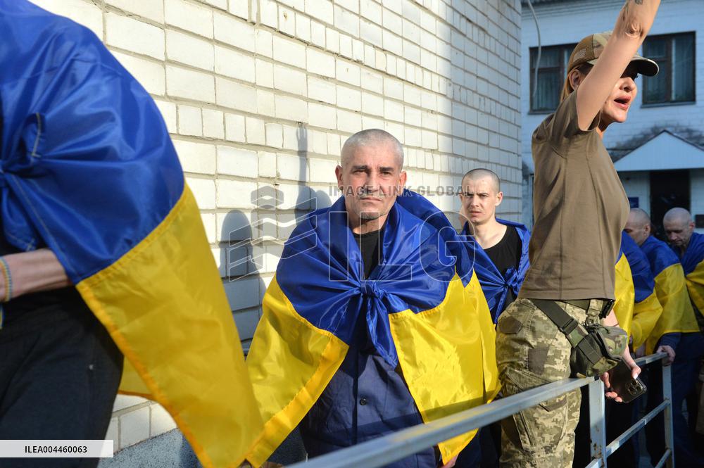 390 Ukrainians return home from Russian captivity