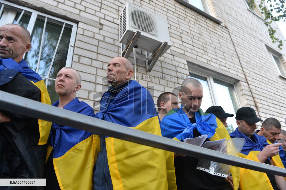 390 Ukrainians return home from Russian captivity