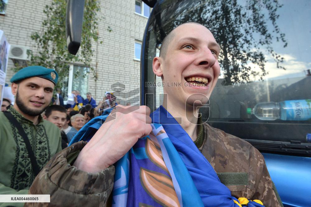 390 Ukrainians return home from Russian captivity