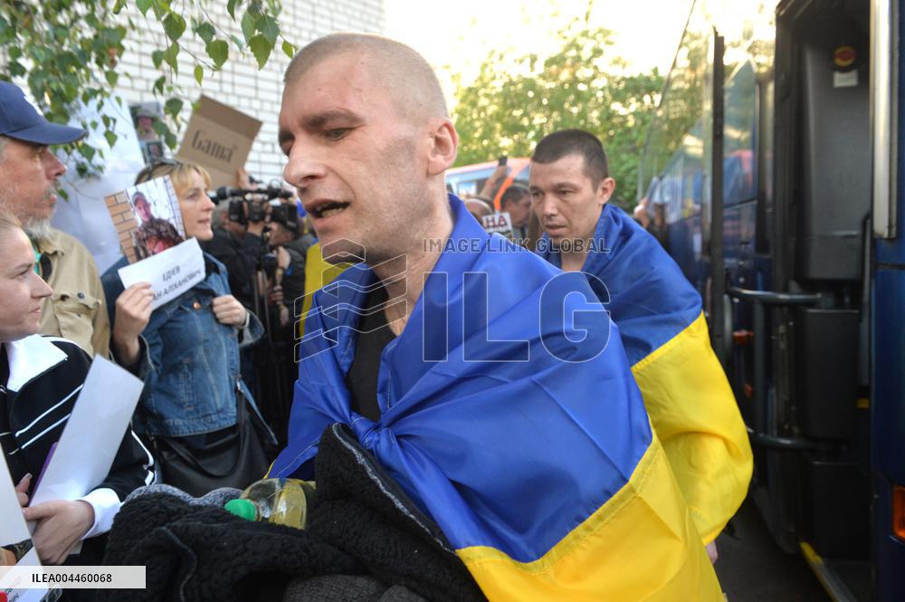 390 Ukrainians return home from Russian captivity