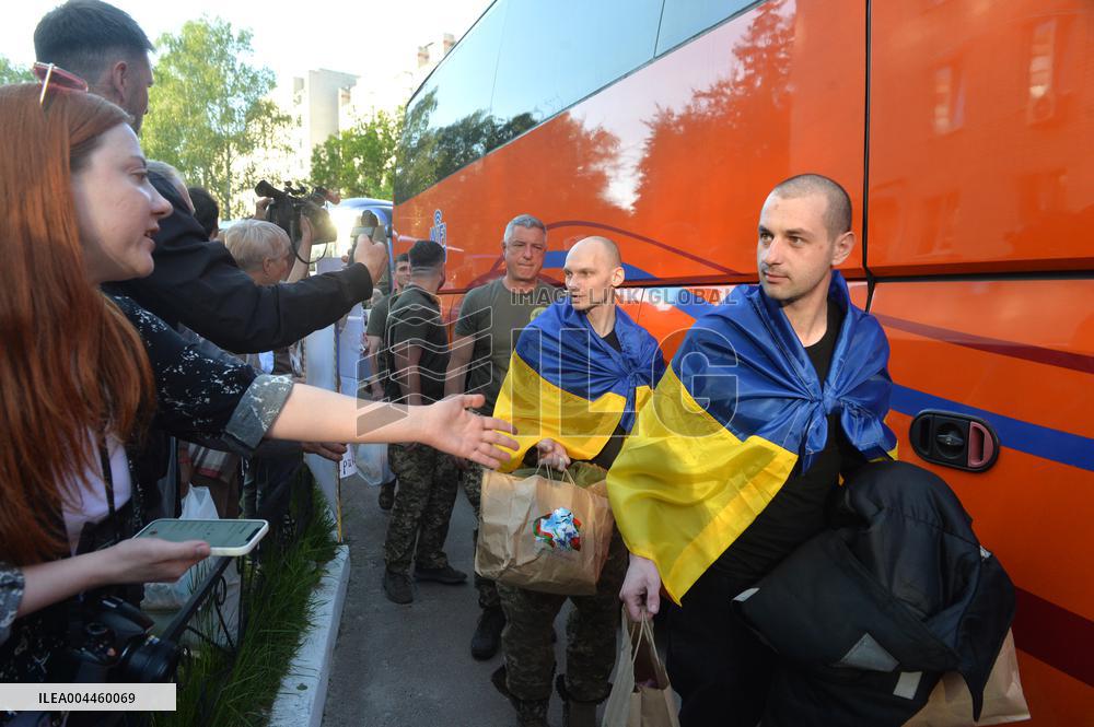 390 Ukrainians return home from Russian captivity