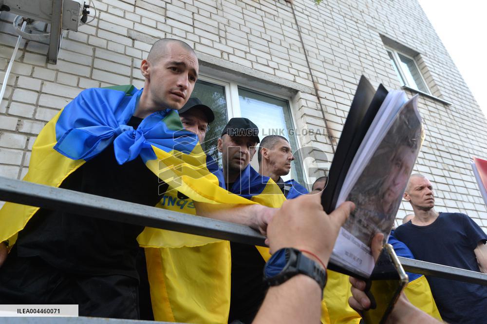 390 Ukrainians return home from Russian captivity