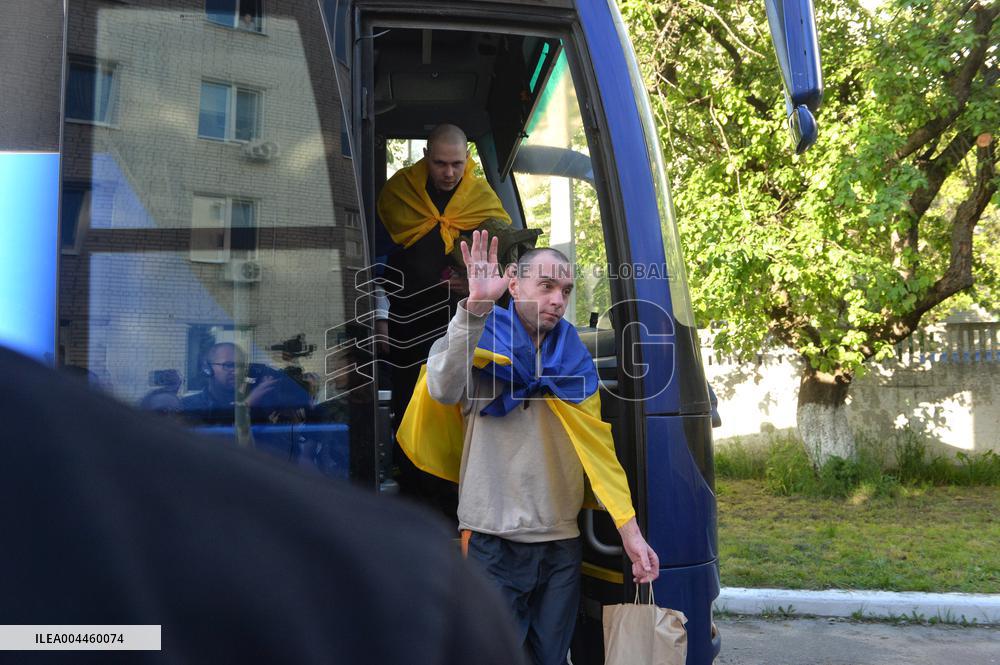 390 Ukrainians return home from Russian captivity
