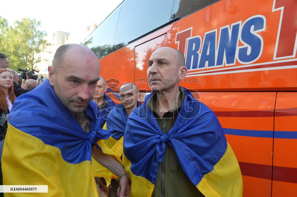 390 Ukrainians return home from Russian captivity