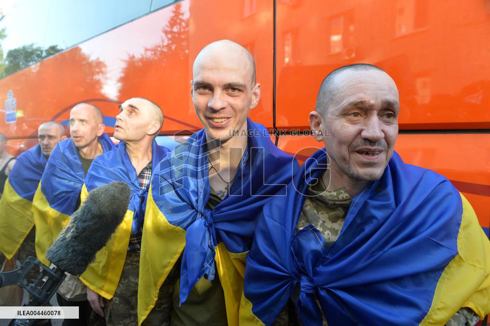 390 Ukrainians return home from Russian captivity