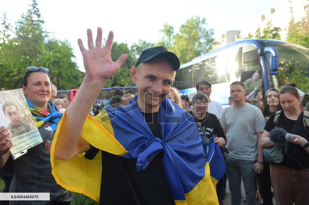 390 Ukrainians return home from Russian captivity