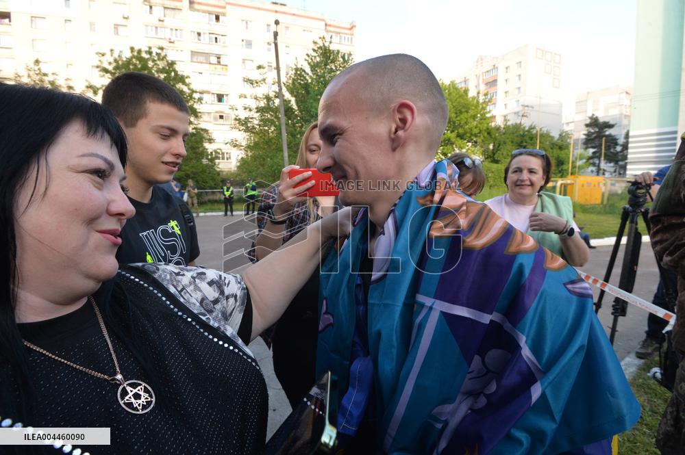 390 Ukrainians return home from Russian captivity