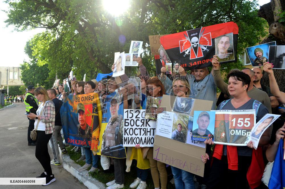 Relatives await arrival of first buses with prisoners released from Russian captivity